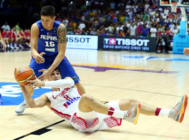 The undersized Marc Pingris never stopped battling for loose balls. Photo from FIBA