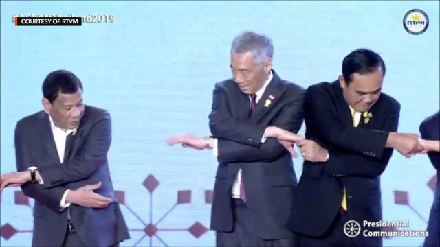 Oops! Duterte can’t reach Singapore PM in ASEAN handshake