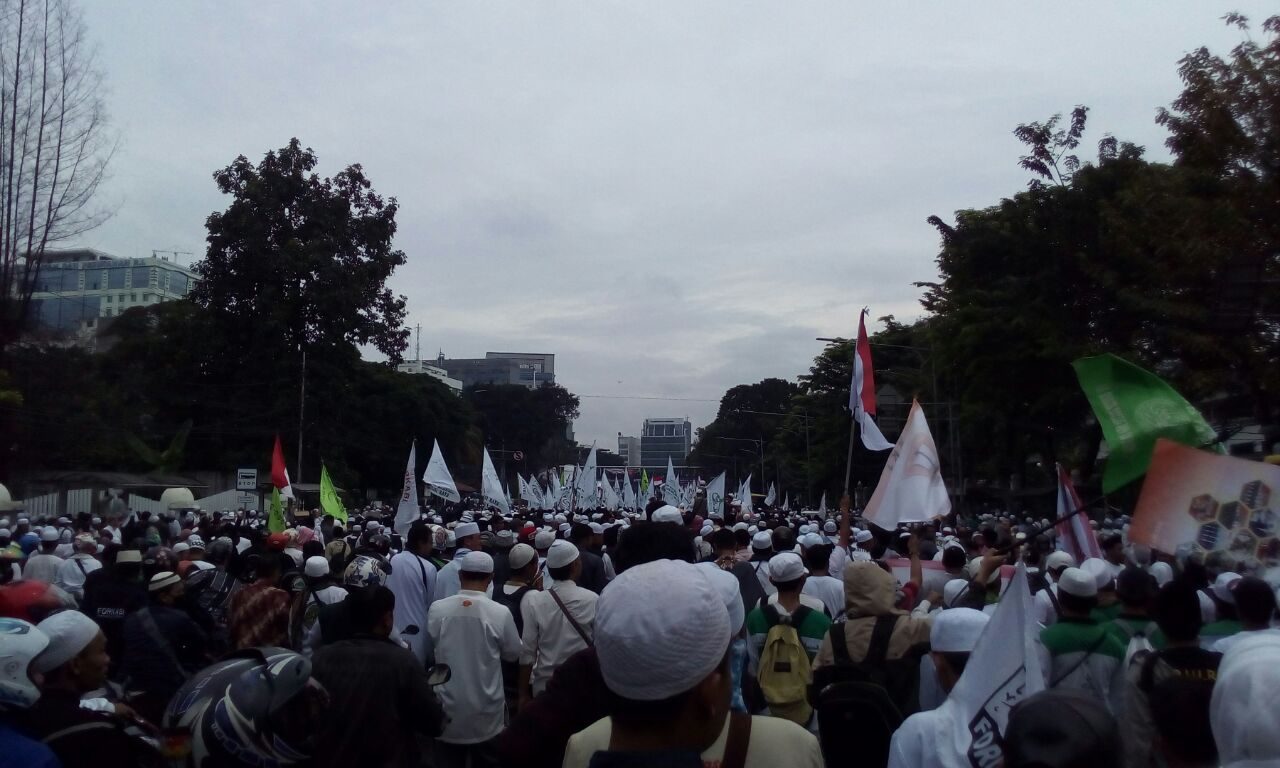 Ribuan pengunjuk rasa memprotes ucapan Gubernur DKI Jakarta Basuki "Ahok" Tjahaja Purnama tentang ayat suci. Foto oleh Diego Batara/Rappler 