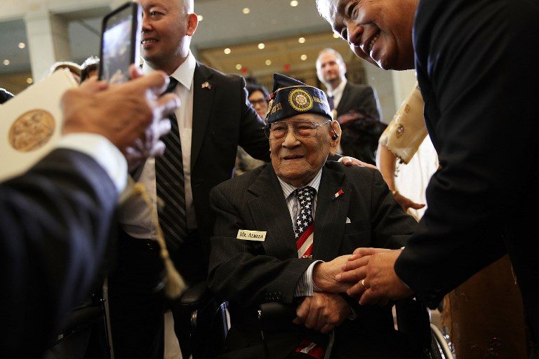 WAR VETERANS. Celestino Almeda (C), a Filipino veteran representing the Philippine Commonwealth Army, is greeted by other guests during the ceremony. Photo by Alex Wong/Getty Images/AFP   