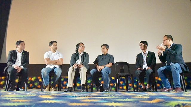 TRUTH TO POWER. The Climate Reality Philippines country manager Rodne Galicha (1st from L) presents the 'Media Climate Champion' citations to broadcast Journalist Atom Araullo (2nd from L) and MovePH Editor Voltaire Tupaz (6th from L) after a panel discussion at the premiere screening of 'The Inconvenient Sequel: Truth to Power' on August 28, 2017 in Quezon City. Photo by Leanne Jazul/Rappler   