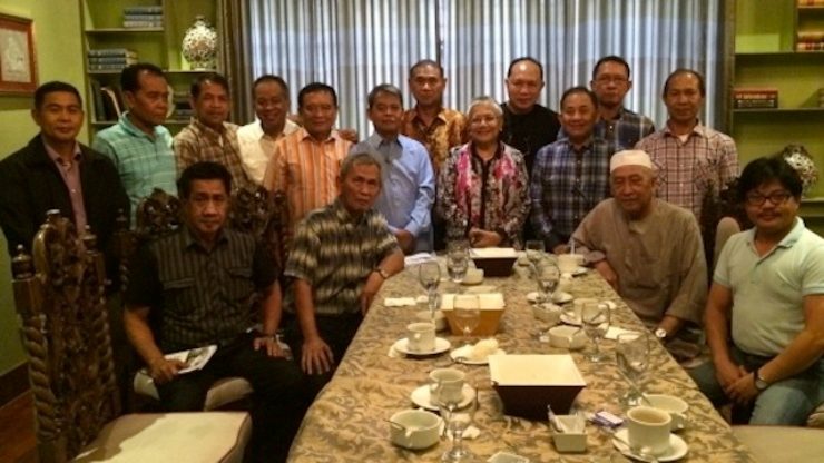 TOWARDS UNITY. Presidential Adviser on the Peace Process Secretary Teresita Deles and government representatives with with members of the Moro Islamic Liberation Front and the Moro National Liberation Front. Photo by OPAPP