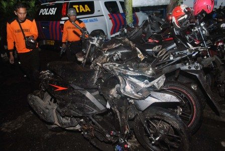 Dua anggota BPBD Kabupaten Bogor melihat kondisi sejumlah kendaraan roda dua yang ringsek di Unit Laka Lantas Polsek Ciawi, Kabupaten Bogor, Jawa Barat, Sabtu (22/4). Fot oleh Arif Firmansyah/ANTARA   