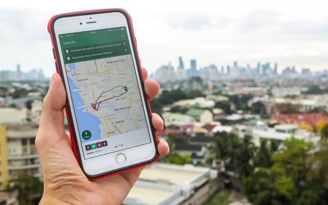 WAZE FOR COMMUTERS. The Sakay.ph app provides commuters with route options to get around the metro. Photo courtesy of Sakay.ph team 