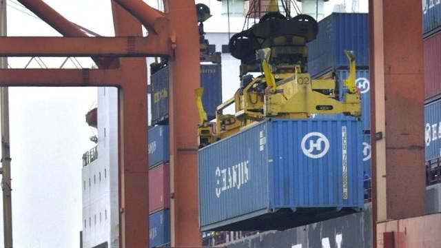 Customs confiscates immobilized empty containers in Manila Port