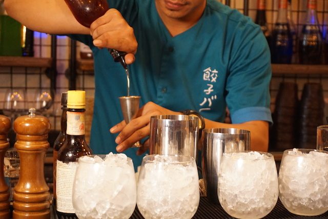 Proses pembuatan minuman di full bar Gyoza Bar. Foto oleh Rika Kurniawati/Rappler. 