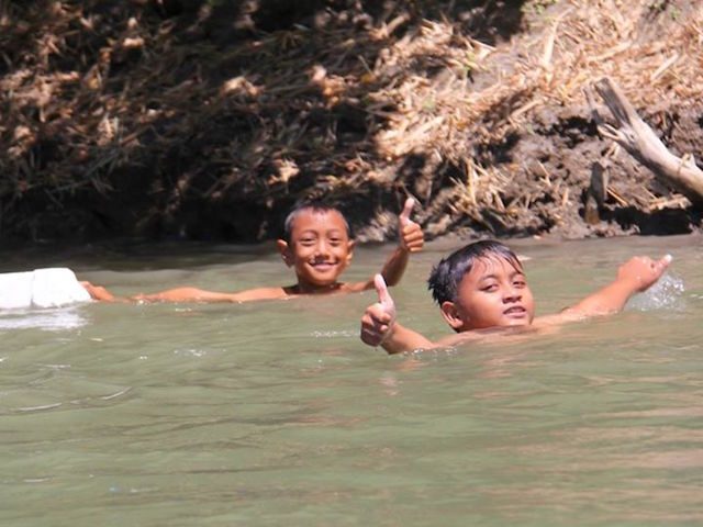 Anak-anak di bantaran sungai di Surabaya, Jawa Timur, gemar mandi di kali. Foto oleh Ecological Observation and Wetlands Conservation (Ecoton) 