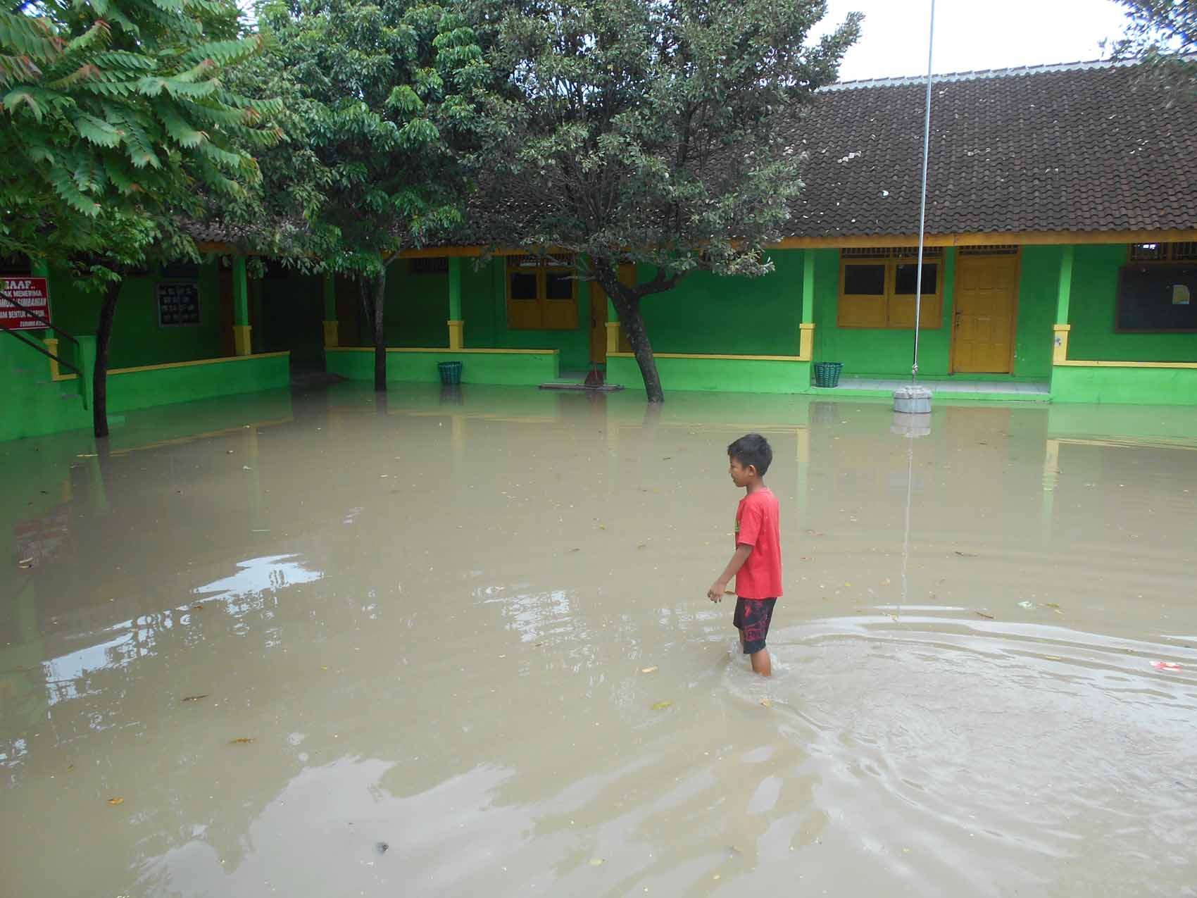 Banyak sekolah yang meliburkan siswa dan siswi mereka karena banjir yang merendam halaman dan gedung sekolah di Sukoharjo. Foto oleh Fariz Fardianto/Rappler 