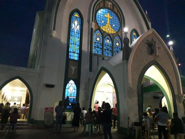 SIMBANG GABI. Churchgoers attend Mass at the Carmelite Monastery in Cebu City. Photo by Ryan Macasero/Rappler