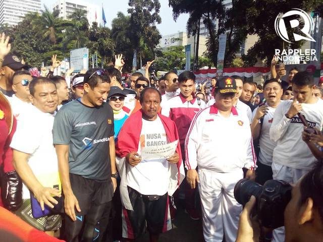 Sandiaga Uno dan Prabowo Subianto hadir di acara ini. Di tengah-tengah mereka adalah Eko Hadi, pria yang berjalan kaki dari Madiun ke Jakarta demi memberi dukungan pada pasangan Anies-Sandi. Foto oleh Yanwar Arifin/Rappler. 