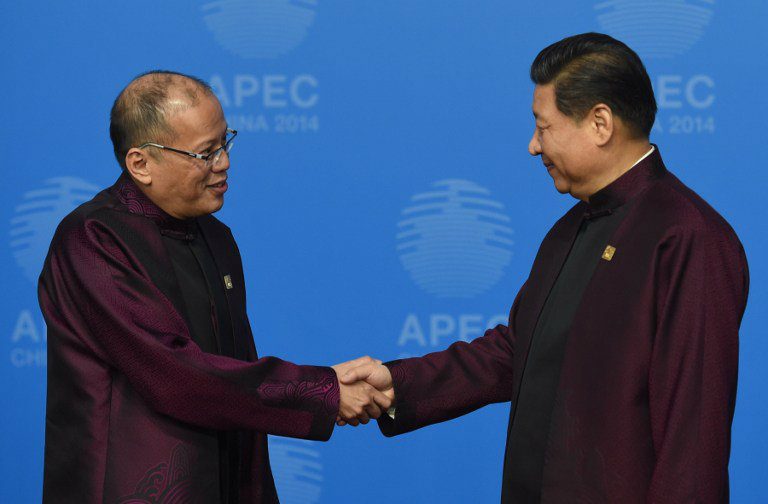 'PERFECT HOST.' Philippine President Benigno Aquino III (left) vows to be a 'perfect host' to all leaders including Chinese President Xi Jinping (right). The Philippines and China are locked in a dispute over the South China Sea. File photo by Greg Baker/AFP  