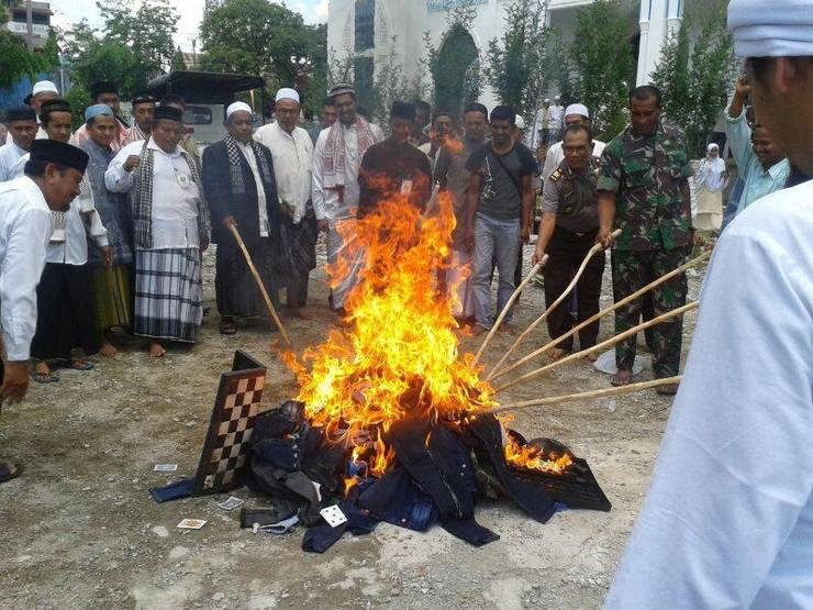 KelompokTadzkiiratul Ummah, didampingi aparat keamanan, membakar celana ketat dan pendek milik warga Aceh. Foto oleh Tadzkiiratul Ummah/Facebook