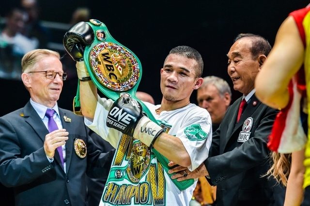 Mexico’s Estrada dethrones Thai champion Srisaket