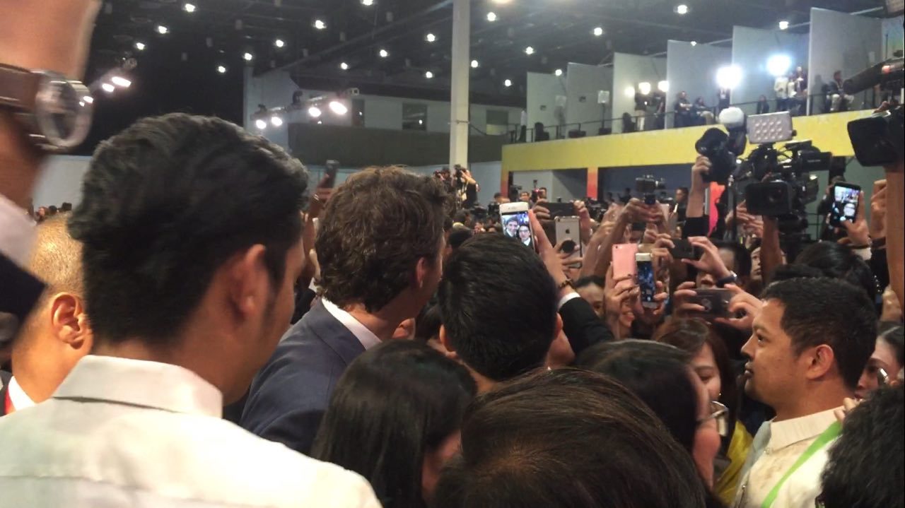 SELFIE TIME. Admirers take selfies with Trudeau. Photo by Jee Geronimo/Rappler  