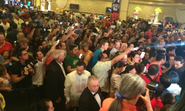 Fans and media crowd around for a glimpse at Pacquiao. Photo by Ryan Songalia/Rappler