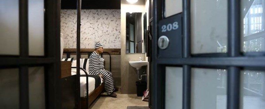 UNIK: Hotel dengan kamar mirip penjara