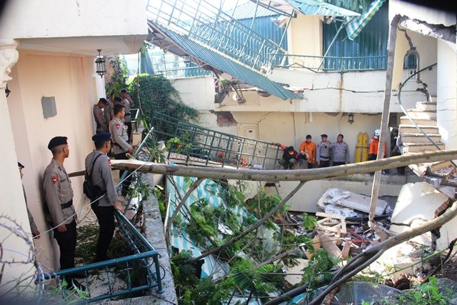 Tim SAR gabungan melakukan operasi pencarian korban bencana longsor di Cipanas, Cianjur, Jawa Barat, Rabu (9/3). Bencana longsor melanda Hotel Bali Club di Kawasan Villa Kota Bunga pada Rabu, 9 Maret dini hari yang mengakibatkan sebanyak 11 orang tamu menjadi korban. Foto oleh Firman/ANTARA 