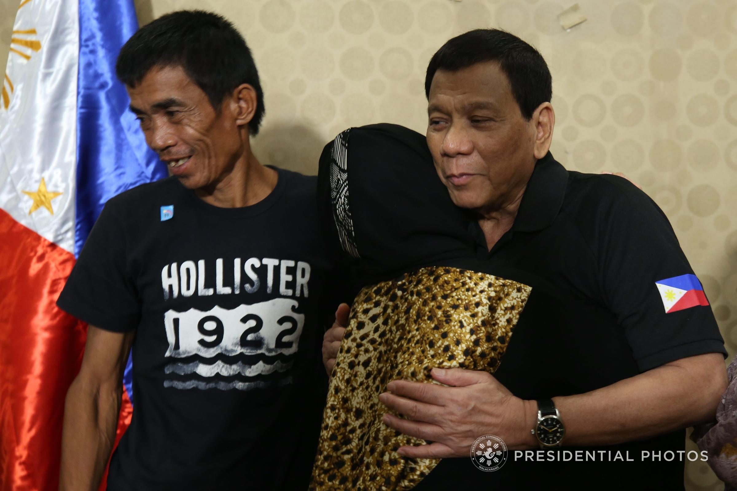 Duterte meets OFW scalded by Saudi employer