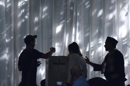 Warga memasukkan surat suara ke kotak suara pada Pilkada DKI Jakarta putaran kedua di TPS 3 Pulo, Kebayoran Baru, Jakarta, Rabu (19/4). Foto oleh Wahyu Putro/ANTARA 