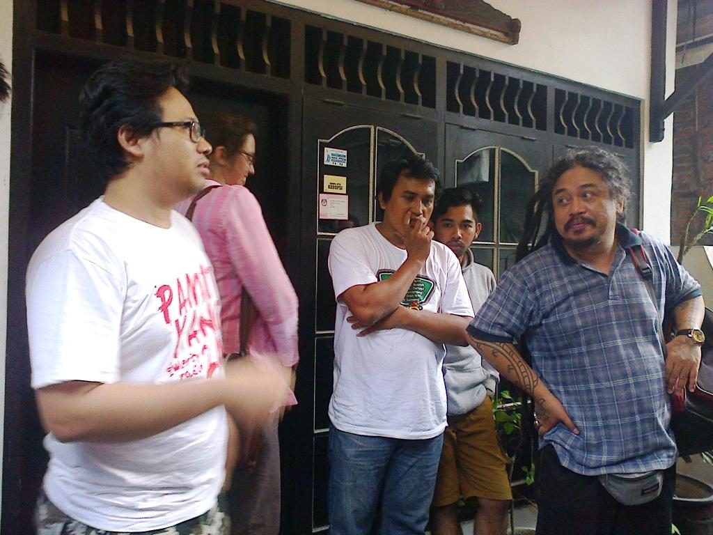 Penyair Saut Situmorang (baju biru) didampingi rekannya sesama sastrwawan Puthu EA (berkacamata) sebelum dibawa ke Jakarta menumpang kereta api oleh 3 polisi dari Polres Jakarta Timur, Kamis, 26 Maret 2015. Foto oleh Prima Sulistya/Rappler 