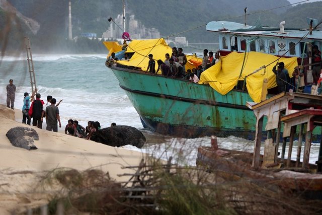 Mesin rusak, kapal pengungsi Sri Lanka batal meninggalkan Aceh