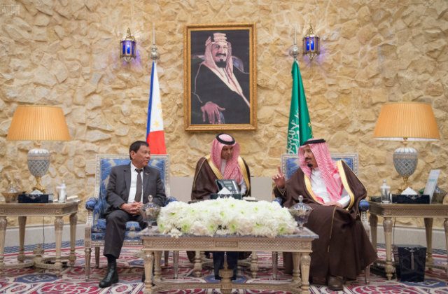 LEADERS' MEETING. Philippine President Rodrigo Duterte speaks with Saudi Arabia's King Salman during Duterte's state visit to Riyadh on April 11, 2017. Photo courtesy of the Saudi Press Agency 
