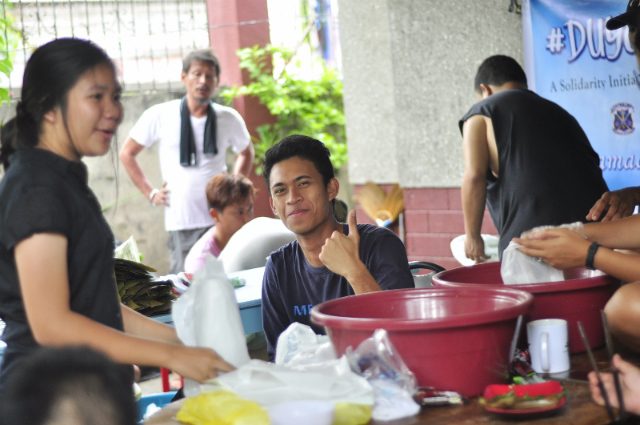 VOLUNTEERS. Students help in cooking and distributing food for those displaced by the crisis in Marawi. Photo by Wendy Perocho Salva 