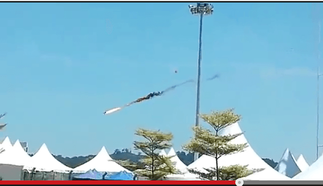 Pesawat akrobatik dari tim Jupiter sesaat setelah menyerempet pesawat yang lain, timbul percikan api dan asap hitam menggumpal, lokasi di Bandara Langkawi, Malaysia, Minggu, 14 Maret 2015. Screen shoot dari Youtube 