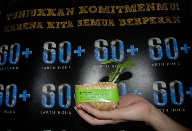EARTH HOUR. Pegiat lingkungan memegang bibit tanaman saat jumpa pers Jelang Earth Hour Bandung bertajuk "Shine a Light on ClimateAction", di Bandung, Jawa Barat, Rabu, 16 Maret. Foto oleh Fahrul Jayadiputra/ANTARA 