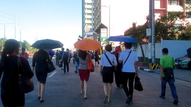 With Roxas Blvd closed for APEC, commuters forced to walk