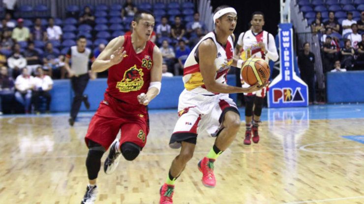 Arwind Santos of San Miguel Beer leads the break as Chito Lanete of Barako Bull Energy gives chase. Photo by Nuki Sabio/PBA Images