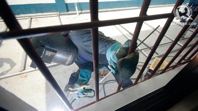 ON GOING. A welder puts finishing touches on the possible detention centers of 3 senators accused in the pork barrel scam. Photo by Ben Nabong/Rappler