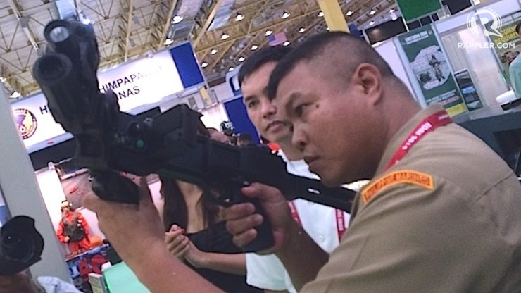 Folding gun? High-tech weapons wow PH soldiers