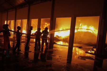 ILUSTRASI. Petugas pemadam kebakaran berusaha memadamkan api yang membakar sebuah pabrik plastik di Desa Telukan, Grogol, Sukoharjo, Jawa Tengah, Selasa (2/5). Foto oleh Mohammad Ayudha/ANTARA 