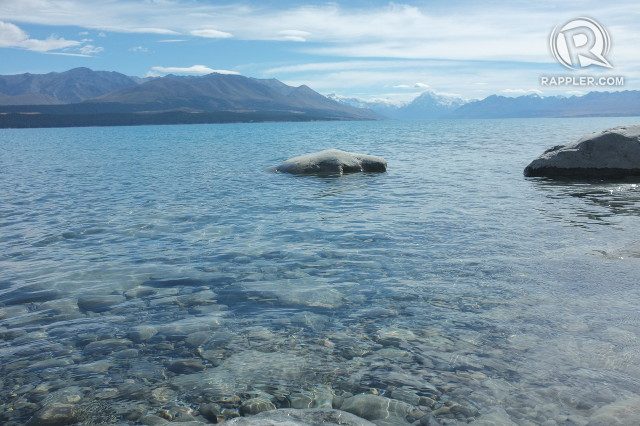 ES BIRU. Pilihan tepat kalau kamu ingin menantang diri dan berenang di air es di Danau Pukaki. 