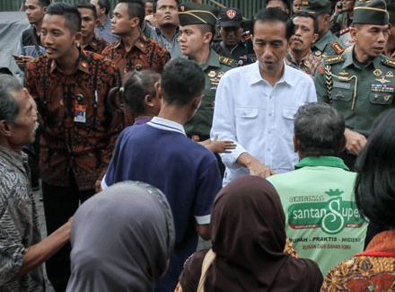 Presiden Joko Widodo menyalami warga saat kegiatan pembagian paket Lebaran di Solo, Jawa Tengah, Senin (26/6/2017). Foto oleh Mohammad Ayudha/ANTARA 
