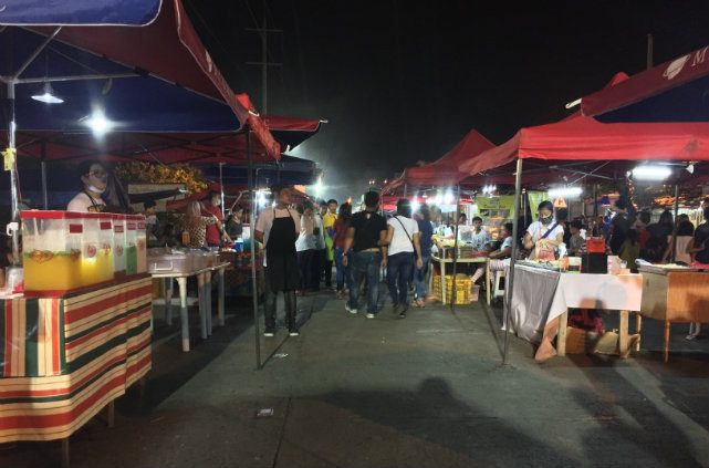 BUSINESS IS SLOW. The crowd at the once-bustling Roxas night market isn't as busy. Photo by Bea Cupin/Rappler 