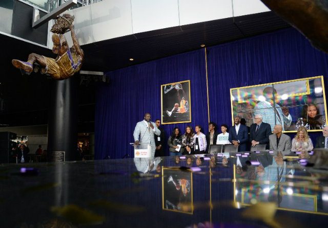 Shaq soars again at Staples as statue unveiled
