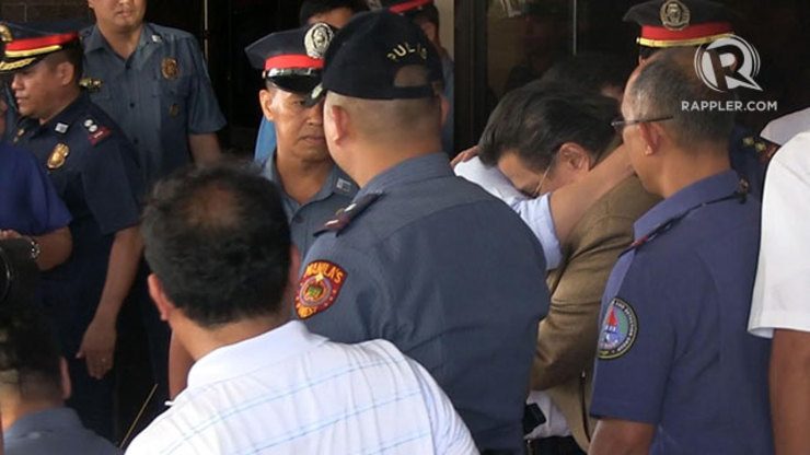 Estradas hug as Jinggoy accepts fate in jail