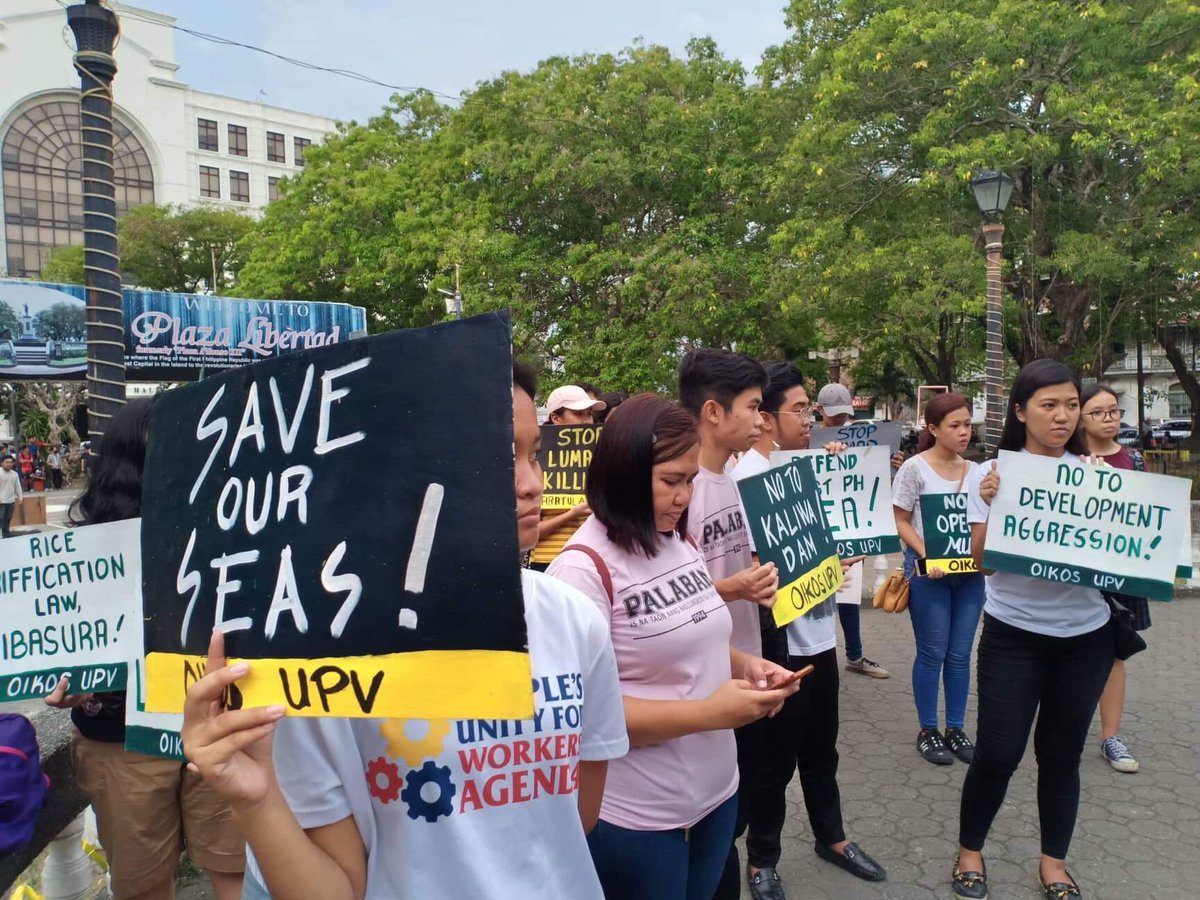 CALL TO ACTION.Ilonggos join the Youth Strike for Climate PH at Plaza Libertad. Photo by Joan Loja  