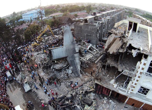 Badan pesawat Hercules yang jatuh di Medan, Sumatera Utara, menghancurkan rumah dan bangunan sekitar. Foto oleh Dedi Sahputra/EPA 