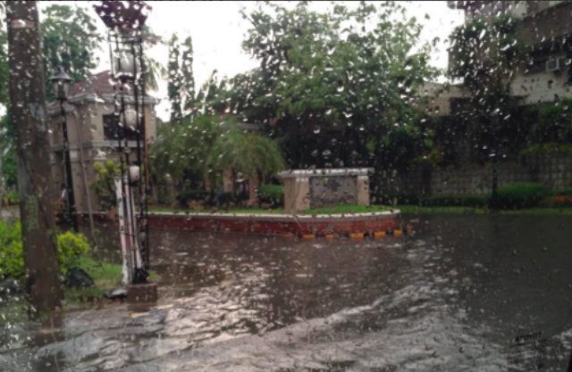 #FloodPH alert: Friday downpour floods Metro Manila streets