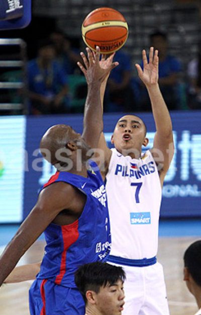 Gilas Pilipinas' Paul Lee shoots a jumper over the outstretched arms of Chine Taipei's Quincy Davis. Photo from fibaasia.net