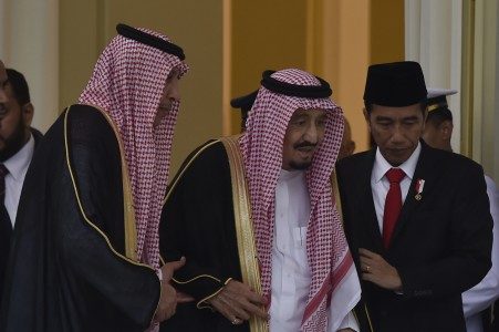 Presiden Joko Widodo (kanan) menggandeng Raja Arab Saudi Salman bin Abdulaziz Al-Saud (tengah) saat kunjungan kenegaraan di Istana Bogor, Jawa Barat, Rabu (1/Foto oleh Puspa Perwitasari/ANTARA 