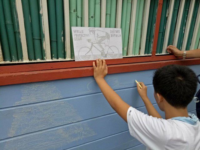 ART. Part of the contest is to ask children representatives to participate in a mural activity that aims to remind cyclists and bikers on the use of helmets. Photo by Kimiko Sy/Rappler 