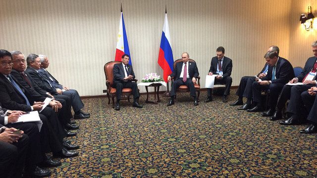 TWO PRESIDENTS. Philippine President Rodrigo Duterte and Russian President Vladimir Putin hold a meeting in the presence of their ministers. Malacañang Press Pool photo  