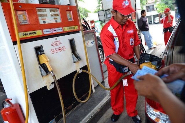OIL PRICES. Indonesia's inflation rate slowed in February after the cost of fuel in Southeast Asia's biggest economy fell on the back of lower oil prices. Photo by AFP 