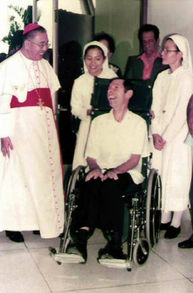 LOVING PHILIPPINES. Father Aloysius Schwartz, who suffered Lou Gehrig's disease, interacts with the late Manila Archbishop Jaime Cardinal Sin who invited him to start orphanages in the Philippines. Photo courtesy of www.fatheralsainthood.org