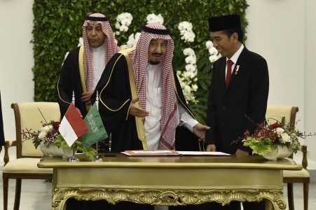 Presiden Joko Widodo (kanan) berbincang dengan Raja Arab Saudi Salman bin Abdulaziz Al-Saud (tengah) seusai penandatanganan buku tamu saat kunjungan kenegaraan di Istana Bogor, Jawa Barat, Rabu (1/3). Foto oleh Puspa Perwitasari/ANTARA 