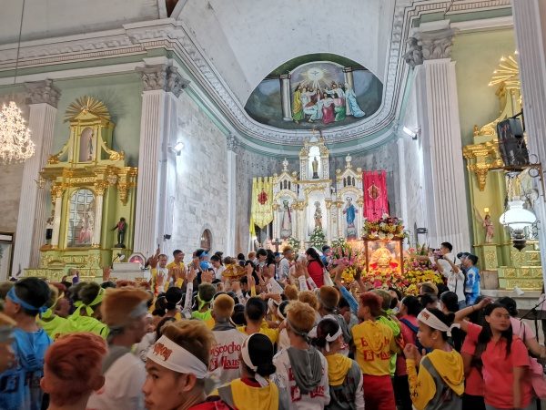 FAVOR. Dancers set to perform on Dinagyang Festival's dance competition approach the altar to be blessed by the Sto. Niño of San Jose de Placer Church. Photo by Rhick Llars Vladimer Albay 